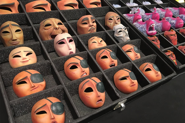 Plusieurs faces de poupées des personnages dans le film.